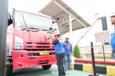 Truk Tangki Pertamina Terguling, BBM Tumpah ke Jalan