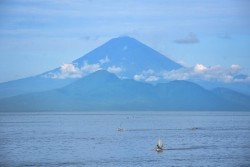 Gunung Agung Muntahkan Kolom Abu 3.000 Meter