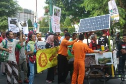 Hari Bumi, Pemerintah Didesak Usahakan Energi Alternatif