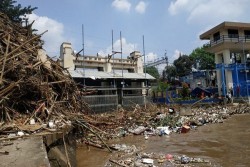 Banjir, Sampah Menggunung di Pintu Air Manggarai