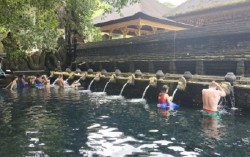 Numpang Mandi di Tirta Empul yang Penuh Daya Magis