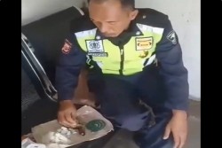 Diduga Demi Viral, Satpam Ini Makan dengan Lauk Obat Nyamuk Bakar