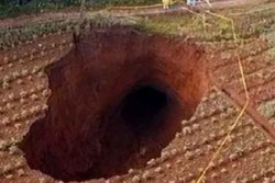  Lubang Raksasa Berdiameter 12 Meter Muncul di Persawahan Sukabumi