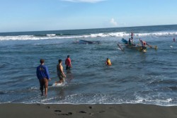  Mesin Tiba-Tiba Mati, Perahu Nelayan Terbalik di Pantai Glagah