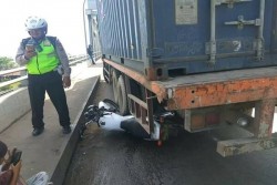 Heroik, Polisi Korbankan Sepeda Motor untuk Ganjal Truk Tronton yang Alami Rem Blong