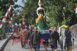 Kirab Budaya Tandai Peresmian Dewi Rawe