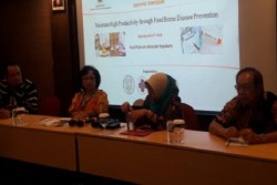 Cegah Penularan Penyakit, Penjamah Makanan di Restoran Diberi Vaksin