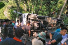 Bus Oleng Tabrak Truk, 1 Tewas di Tol Ngawi