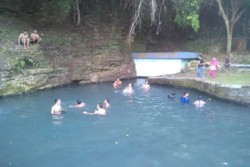 Kolam Renang Sumber Mata Air Clereng Kebanjiran Pengunjung