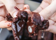 KULINER: Icip-icip Kue Balok dengan Lumeran Cokelat di Dalamnya