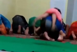 Apes, Bocah Ini Malah Terjungkal karena Minta Gendong Ayah Yang Salat