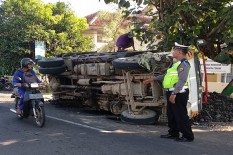 Truk Terguling Bikin Macet Pengasih
