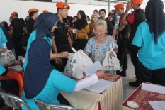 Tekan Harga, 1.200 Paket Sembako Disebar di 4 Desa