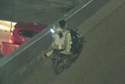 2 Sejoli Terekam CCTV Berboncengan dan Peluk-Pelukan di Flyover, Masih Pakai Mukena!