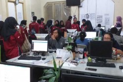Hima Dipsos UNY Belajar Proses Pembuatan Koran di Harian Jogja