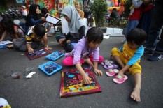 PARENTING: Dampingi Anak Belajar, Jangan Lupa Diselingi Permainan agar Tak Bosan
