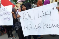 Emak-emak Aksi Pukul Panci Desak Autopsi Jenazah Petugas KPPS