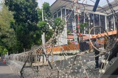 Pengamanan di Kantor KPU Jateng Diperketat, Aparat Pasang Kawat Berduri. Ada Apa? 