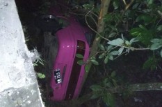 Tak Hafal Medan, Mazda Ungu Nyungsep ke Jurang Kali Kuning