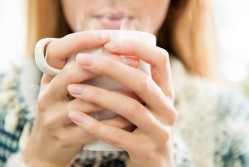 Mari Menjaga Kecantikan dengan Minum Air Hangat