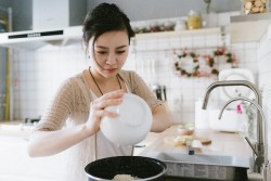 Jangan Lupa Menjaga Kulit dan Rambut Tetap Cantik saat Memasak