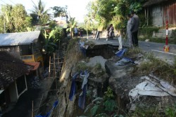 Jalan Purworejo-Jogja Ambles Hingga Satu Meter, Warga Kulonprogo Resah