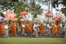 Kalahkan Ego Yang Sombong, Ratusan Biksu Pindapata di Candi Mendut