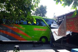  Hendak Parkir, Bus Efisiensi Tabrak Warung di Terminal Giwangan