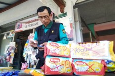 Satpol Sita Barang Kedaluwarsa di Jombokan