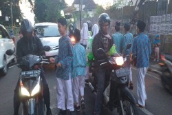 SD Moemilta Bagikan Ratusan Paket Takjil