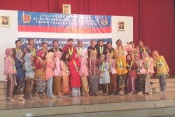 Rayakan Kelulusan, Pelajar Sekolah Ini Pilih Sumbangkan Seragam dan Kunjungi Panti Asuhan…