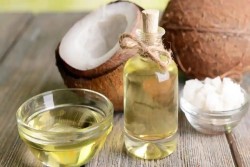 Merawat Kecantikan dan Kelembaban Bibir dengan Minyak Kelapa
