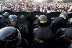 Massa Berusaha Merusak Pagar Berduri di Depan Kantor Bawaslu