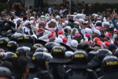 JAKARTA RUSUH : Luka Bulat di Tubuh Korban Tewas Masih Misteri