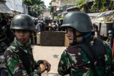 Personel TNI Berbagi Makanan Buka Puasa pada Peserta Aksi, Terdengar Teriakan "Hidup TNI!"