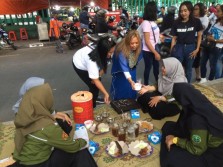 Eva Gonzales Bersama Brajamolek Bagikan Takjil
