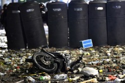 Jelang Sahur, Massa Serang Aparat Sembari Menyanyikan Lagu Indonesia Raya