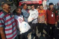 Ratusan Tukang Becak Terima Bantuan Sembako 