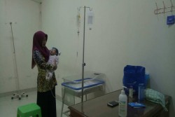 Warga Antre Ingin Mengadopsi Bayi Cantik Dibuang di Teras Rumah