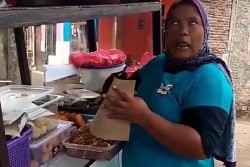 VIRAL: Si Emak Tawarkan Pecel dengan Nada Melengking