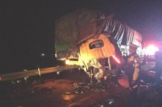 Truk Pengakut Sayuran Seruduk Tronton di Tol Madiun, 1 Tewas