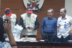 KPK Tetapkan 3 Tersangka Suap Izin Tinggal