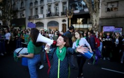 Feminis Argentina Ingin ada Legalisasi Aborsi Demi Ini ...