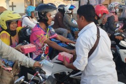  PLN Bagi Takjil Sambil Sosialisasi Diskon Tambah Daya