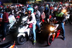 Pemudik Menggunakan Motor Penuhi Kawasan Pantura