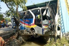 Kebut-Kebutan dengan Mira, Sugeng Rahayu Tabrak 4 Mobil dan Motor