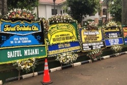 Karangan Bunga Belasungkawa Penuhi Puri Cikeas Bogor