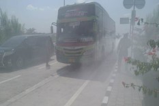 Bikin Geger, Bus Ini Keluarkan Asap Pekat di Tol Madiun..