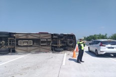 Terguling, Bus Sindoro Satriamas Tutup Sebagian Ruas Tol Sragen-Solo