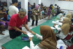 Buruh Gendong Beringharo Terima Bantuan